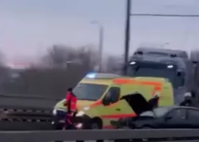 VIDEO: uz Salu tilta atkal noticis smags ceļu satiksmes negadījums