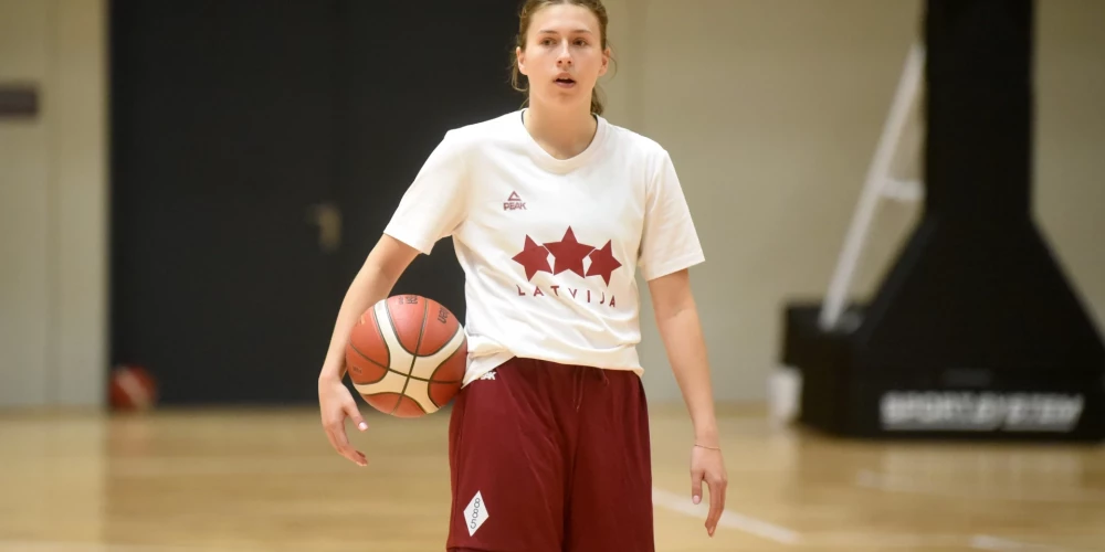 Latvijas sieviešu basketbola izlases spēlētāja Vanesa Jasa treniņa laikā.