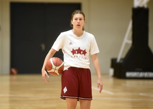 Latvijas sieviešu basketbola izlases spēlētāja Vanesa Jasa treniņa laikā.