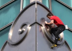 VIDEO: amerikāņu alpīnists uzrāpjas 508 metrus augstā debesskrāpī bez jebkāda aprīkojuma