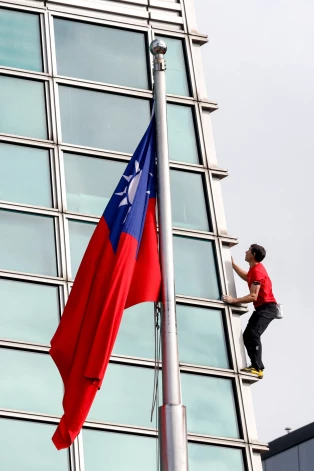 Amerikāņu klinšu kāpējs Alekss Honnolds kāpj.