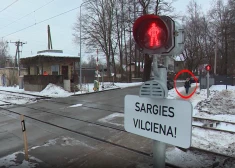 Трагедия не стала уроком: пешеходы игнорируют новый светофор и снова рискуют на переезде в Иманте