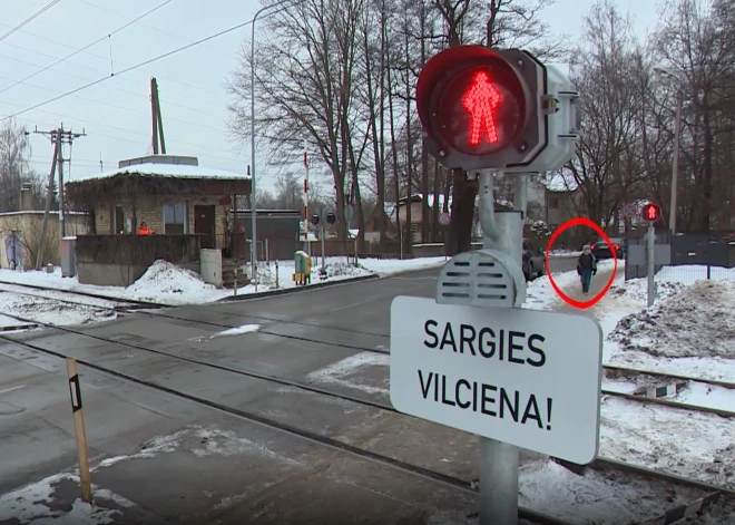 Трагедия не стала уроком: пешеходы игнорируют новый светофор и снова рискуют на переезде в Иманте