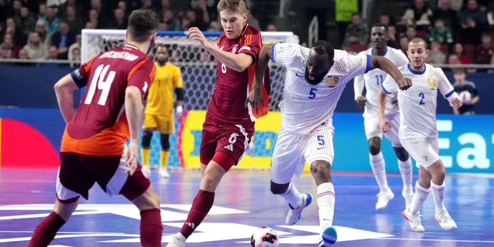 Latvijas telpu futbola spēlētāji Renards Ūdris (nr.6) UEFA Eiropas čempionāta spēlē telpu futbolā, kurā tiekas Latvijas un Francijas valstsvienības arēnā "Xiaomi Rīga".