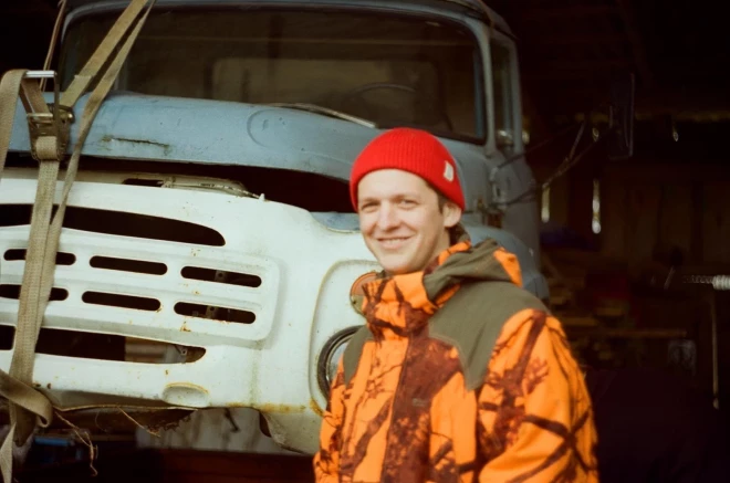 Laikmetīgās mākslas telpā “TUR” Oto Holgers Ozoliņš uz “ZIL-130” šasijas veido pārvietojamu un rotaļīgu atsauci par mobilitāti un pārvietošanos.