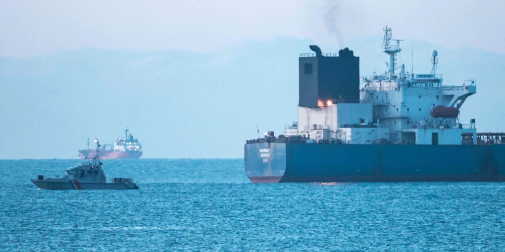 Francija aiztur Krievijas "ēnu flotes" tankkuģa kapteini.