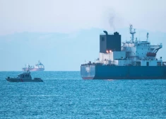 Francija aiztur Krievijas "ēnu flotes" tankkuģa kapteini; apkalpei aizliegts kāpt krastā