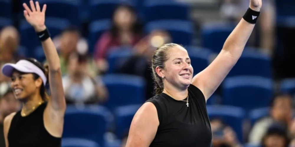 Aļona Ostapenko soļo tālāk "Australian Open" dubultspēļu turnīrā. 