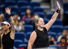 Ostapenko pārī ar taivānieti Sji sasniedz "Australian Open" dubultspēļu turnīra ceturtdaļfinālu