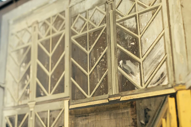 Ingrīdas Ivanes izstāde “Nejaušas istabas” Rēzeknē aplūko mājas nevis kā ģeogrāfisku punktu, bet kā uztveres un piederības konstruktu.