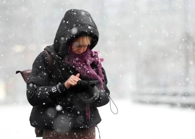 Tik auksts janvāris nav bijis gadiem: šonedēļ Latviju atkal pārsteigs stipra snigšana un bargs sals