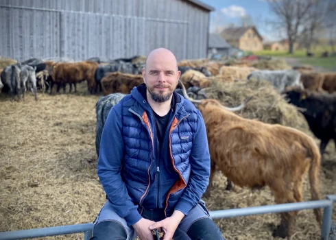 Kaspars Goba spriež, ka būtisks elements šajās izvēlēs ir lopkopības nozare kopumā, kas no diezgan ētiskas un cieņpilnas ir kļuvusi par izteikti industriālu, vietumis pat monstrozu. Piemēram, lielākā zemnieku saimniecība Brazīlijā aizņem 1,3 miljonus hektāru, savukārt Eiropas Savienībā rekordiste ir Rumānija, kur vienas saimniecības platība ir ap 57 000 hektāru. 