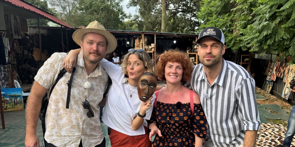 Uz Āfriku dosies raiba un drosmīga kompānija: TV personība Aivis Ceriņš, dziedātāja Asnate Rancāne, juriste Ieva Brante un komiķis, pasākumu vadītājs Kaspars Breidaks.