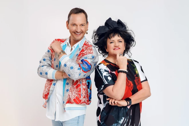 “Grieķijas brīvdienu” otrajā sezonā skatītājus turpinās izklaidēt jau pazīstamais raidījuma vadītāju duets – ekstravagantā māksliniece Elita Patmalniece un harizmātiskais frizieris un stilists Igors Popovs.