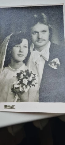 Pirms 50 gadiem Jānis un Dagnija savā kāzu dienā 1976. gada 14. februārī. Lielās kāzu jubilejas priekšvakarā pāris šķiroja savus bilžu albumus un ļoti nopriecājās, atrodot šo svarīgo fotogrāfiju.