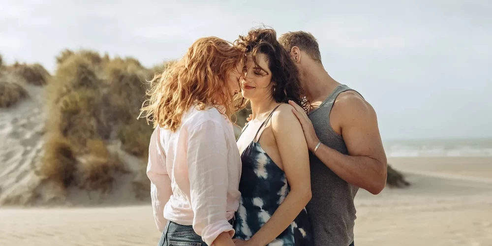 "The Couple Next Door" ir psiholoģisks trilleris, kas rāda šķietami mierīgu piepilsētas dzīvi, kurā tomēr slēpjas apsēstība un nodevība.