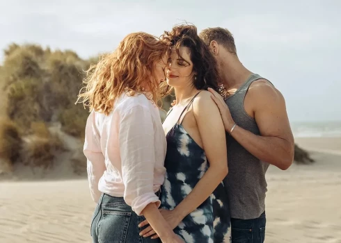 "The Couple Next Door" ir psiholoģisks trilleris, kas rāda šķietami mierīgu piepilsētas dzīvi, kurā tomēr slēpjas apsēstība un nodevība.