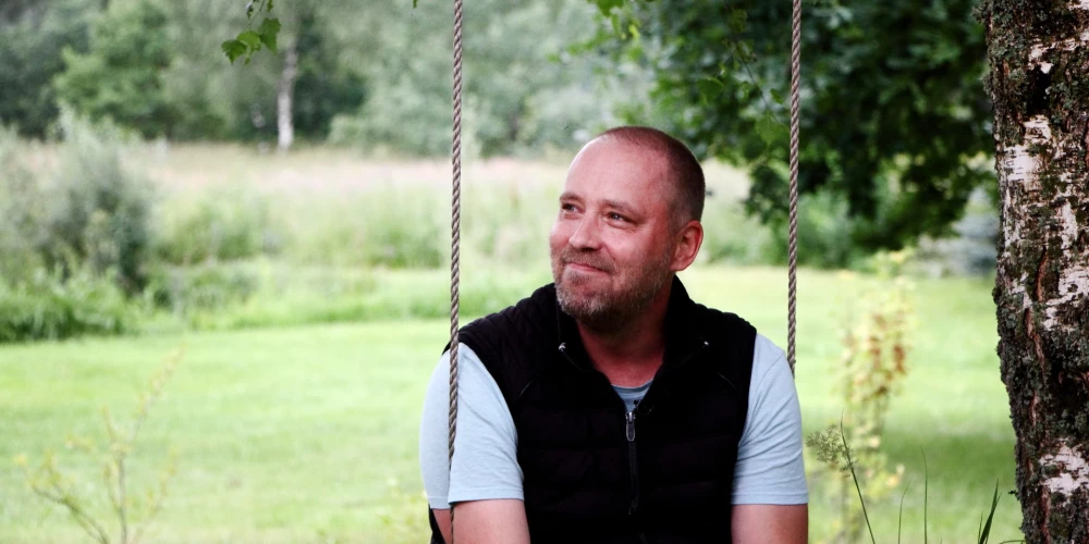 "Darba grafiks ir ļoti intensīvs, reizēm tiešām aptrūkstas enerģijas – jāsadala spēki starp māju, dārzu, teātri, monoizrādēm…" norāda Ainārs Ančevskis.