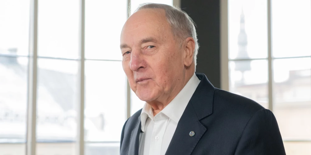 Bijušais Valsts prezidents Andris Bērziņš, kurš aizvadītā gada decembrī nosvinēja 81. dzimšanas dienu, patlaban balansē starp dzīvi laukos un pilsētā. Publiskos pasākumos galvaspilsētā viņš redzams reti.