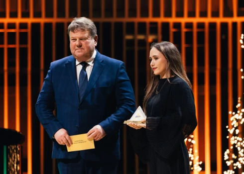 Kopš pieņēmusi islāmticību, Rebeka Ibrahima pat sacensībās startēja ar sieviešu tradicionālo galvassegu – hidžābu. Tagad uz skatuves saņemt balvu viņa kāpa ar atsegtiem vaļējiem matiem.