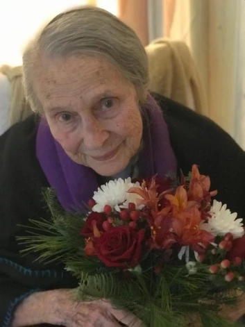 Vija Vētra nesen, saņemot ziedus, kas sūtīti no "Vijas Vētras fonda" pārstāvjiem.