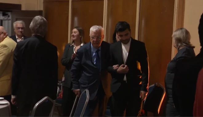 Komponistu Raimondu Paulu uz svinībām pavadīja un ik brīdi līdzās bija Neatliekamās medicīniskās palīdzības dienesta darbinieks Rafaels Ciekurs.