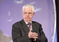 Raimonds Pauls 90. jubilejas dāvanā saņēma digitālās klavieres. Vai viņam tādas vajadzēja, un cik tādas maksā?