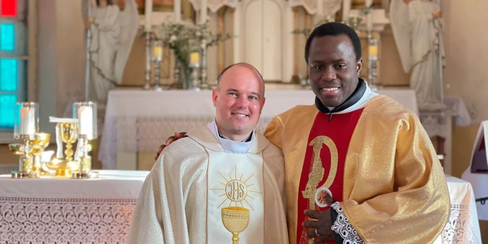 Jaunais Jaunbornes katoļu draudzes priesteris Vladimirs Veļičko ar savu amatbrāli, nigērieti Stanley Maneke.