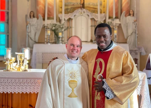 Jaunais Jaunbornes katoļu draudzes priesteris Vladimirs Veļičko ar savu amatbrāli, nigērieti Stanley Maneke.