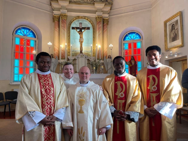 Jaunbornes jaunā priestera Vladimira Veļicko svētajā Misē 25. janvārī piedalījās arī trīs melnādaini priesteri no Nigērijas. 