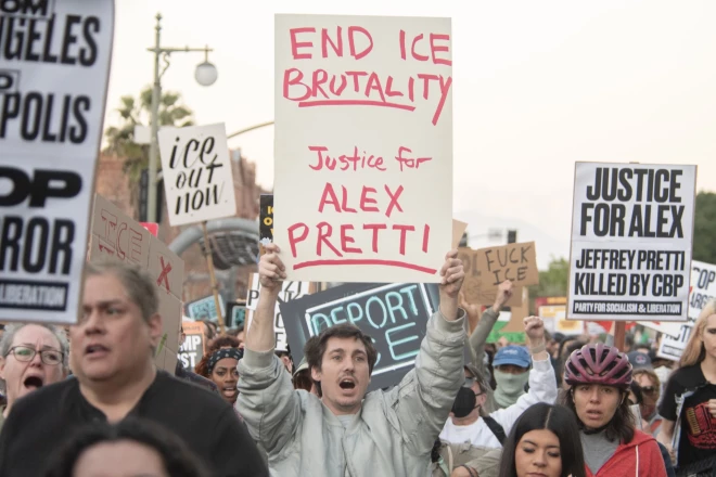 Kalifornijas iedzīvotāji pievienojas plašajiem protestiem pret ICE pielietoto vardarbību pret ASV iedzīvotājiem.