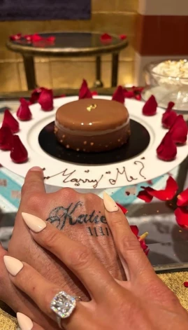 Līgavainis savas izredzētās vārdu uztetovējis uz rokas.