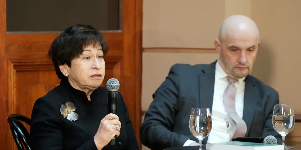 Председатель Совета по фискальной дисциплине Инна Штейнбука и директор Центра передового опыта НАТО по стратегическим коммуникациям Янис Сартс на презентации ежегодника внешней и безопасности политики Латвии.