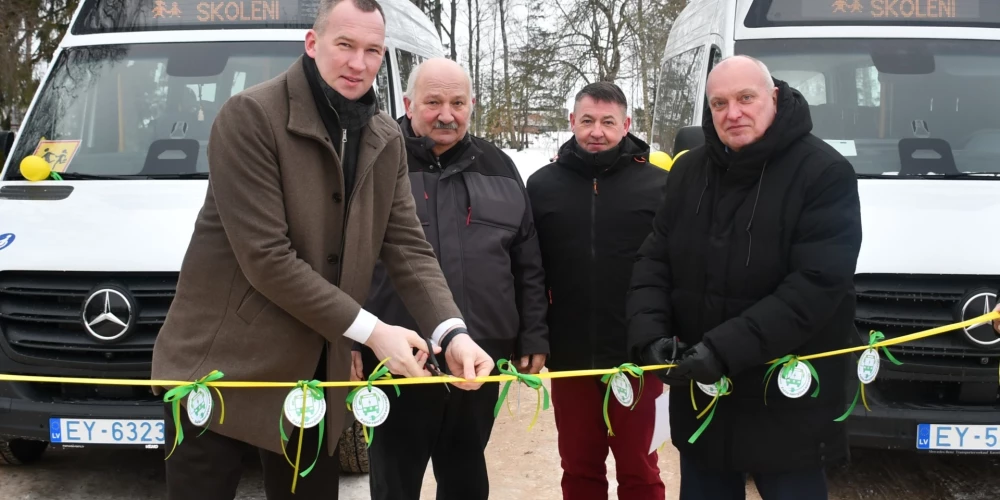 Ventspils novadā skolēnu pārvadājumus turpmāk nodrošinās arī divi elektroautobusi “Mercedes-Benz Sprinter” ar 19 sēdvietām un speciāli pielāgotu vietu riteņkrēslam.
