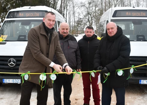 Ventspils novadā skolēnu pārvadājumus turpmāk nodrošinās arī divi elektroautobusi “Mercedes-Benz Sprinter” ar 19 sēdvietām un speciāli pielāgotu vietu riteņkrēslam.