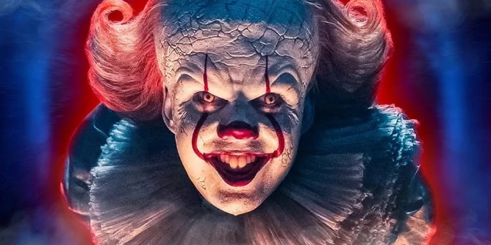 «IT: Welcome to Derry» piedāvā lēnu, saspringtu gaisotni, pamazām atklājot Derijas tumšos noslēpumus, kas slēpjas aiz normālības maskas, dziļu psiholoģisku spriedzi un mēģinājumu izprast ļaunuma saknes.