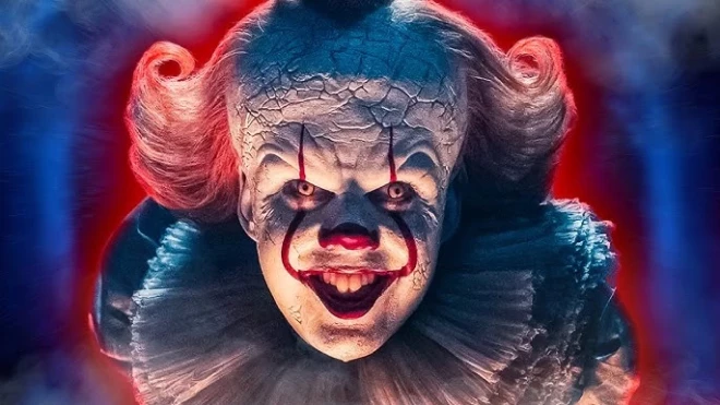 «IT: Welcome to Derry» piedāvā lēnu, saspringtu gaisotni, pamazām atklājot Derijas tumšos noslēpumus, kas slēpjas aiz normālības maskas, dziļu psiholoģisku spriedzi un mēģinājumu izprast ļaunuma saknes.