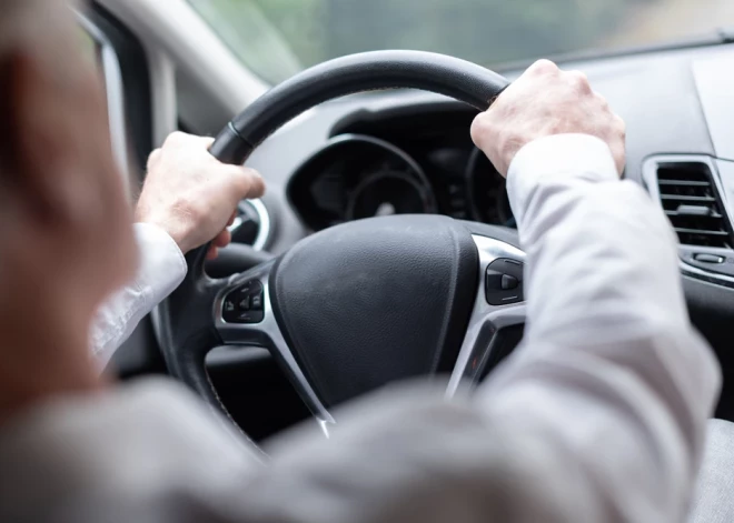 Atjaunota sabiedriskā transporta kustība Ozolciema un Valdeķu ielas krustojumā Rīgā