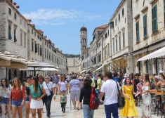 Названы 11 городов Европы, куда в этом году лучше не ездить