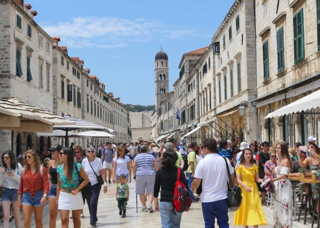 Названы 11 городов Европы, куда в этом году лучше не ездить