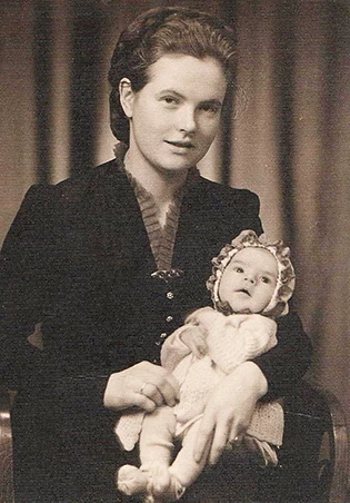 Ojārs Sausiņš ar mammu.