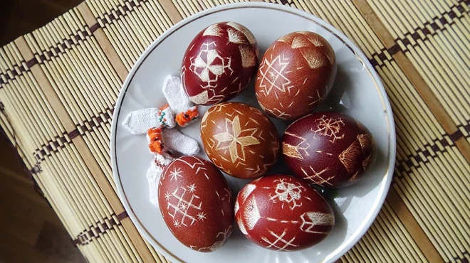 Ojāra Sausiņa māksla - Lieldienu olas un miniatūrie cimdiņi.