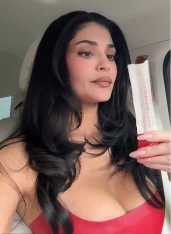 Arī esot automašīnā, viņa turpināja baudīt želeju.