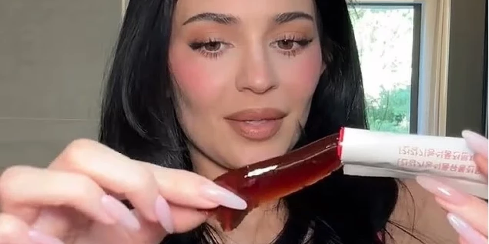 Kailija Dženere reklamē želeju svara samazināšanai.