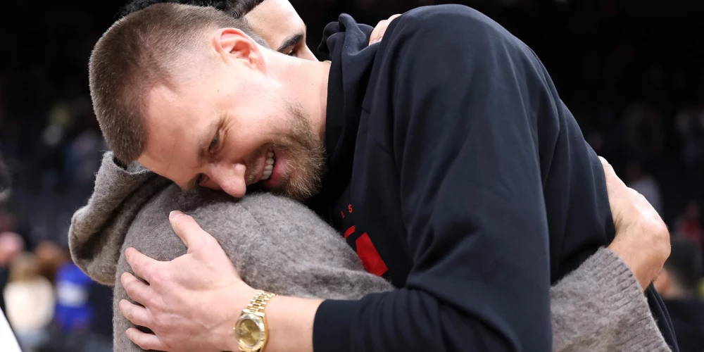 Kristaps Porziņģis apskauj bijušo komandas biedru Džeisonu Teitamu pēc "Hawks" zaudējuma "Celtics" 17. janvārī. Šo spēli Porziņģis traumas dēļ bija spiests skatīties no malas.