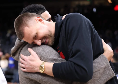 Kristaps Porziņģis apskauj bijušo komandas biedru Džeisonu Teitamu pēc "Hawks" zaudējuma "Celtics" 17. janvārī. Šo spēli Porziņģis traumas dēļ bija spiests skatīties no malas.