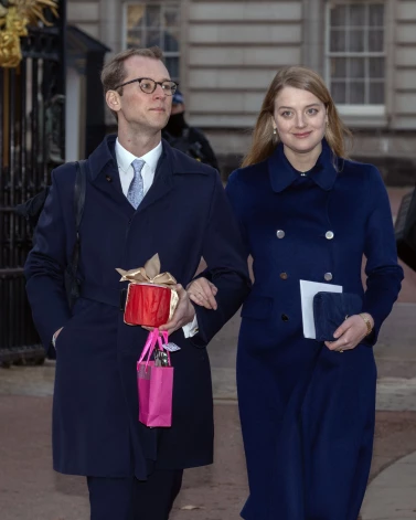 Flora ar vīru Timotiju Vesterbergu  2024. gada 19. decembrī, dodoties prom no pirmssvētku vakariņām Bekingemas pilī Londonā.