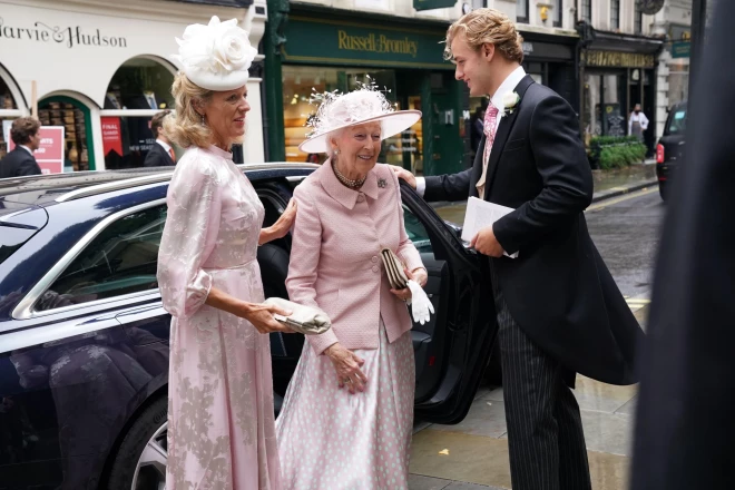 Princese Aleksandra ierodas uz mazmeitas Floras kāzām. Viņu sagaida mazdēls Džeimss un viņa māte Džūlija Ogilvija.