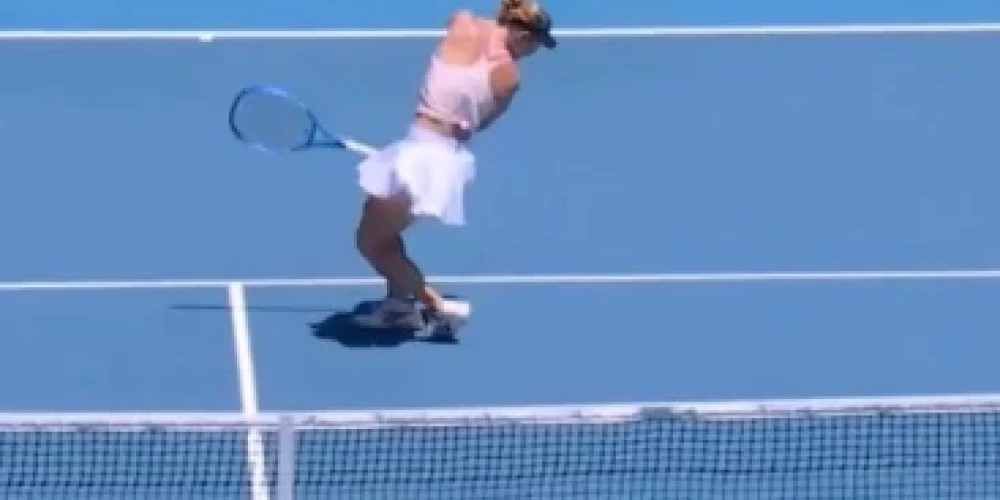 Brīdis, kad bumbiņa trāpa Laurai Zīgemundai sejā (ekrānuzņēmums no video)