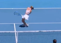 Oi, sāpīgi! "Australian Open" astotdaļfinālā Ostapenko ar bumbiņu trāpa pretiniecei sejā. VIDEO
